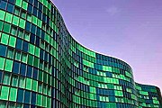 Здание отеля похоже на развевающийся флаг. // hilton.com