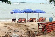 Ливни вымыли песок с пляжа. // Pattayaone.net