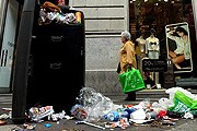 Урны в испанской столице переполнены. // news24.com