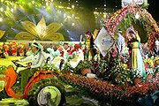 Цветочный парад во время фестиваля в Далате // lookatvietnam.com