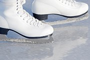При необходимости коньки можно взять в аренду. // iStockphoto / FredFroese