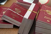 Загранпаспорт с отпечатками пальцев получило 15 тысяч россиян. // РИА "Новости"