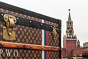 Пока власти решают, что делать с чемоданом, туристы приезжают на него посмотреть. // adme.ru
