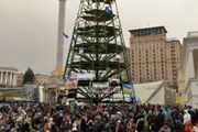 Новогодний символ украшают флаги и венки. // В. Бородин, "Вести"