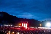 Пляжная вечеринка проводится на берегу реки. // buenolatina.ru