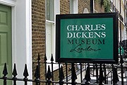 Вход в музей Чарльза Диккенса. // vimartsigns.co.uk