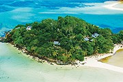 Отель занимает маленький остров. // enchantedseychelles.com