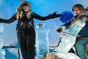 Музыканты сами вырезают инструменты из льда. // icemusicfestival.no