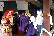 Актеры выступают в ярких масках и костюмах. // stay.com