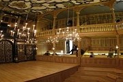 Театр полностью освещен свечами. // AP