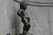 "Писающего мальчика" переодевают по торжественным случаям. // trabel.com