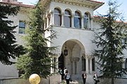 Дворцовый комплекс строился с 1924 по 1929 год. // Wikipedia