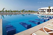 Один из бассейнов отеля Riu Playa Blanca // riu.com