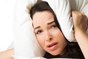 Туристы не могут уснуть из-за шума. // iStockphoto