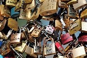 Тысячи замков уродуют Париж. // AP