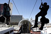 Посетители аттракциона SlotZilla // reviewjournal.com