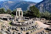 Город Дельфы лежит на юго-западном склоне горы Парнас. // crystalinks.com
