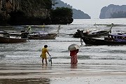 Русские туристы продолжают отдыхать в Таиланде. // EPA/Barbara Walton