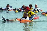 Купальщики в креслах для плавания. // chatru.com