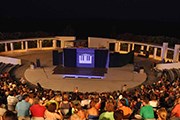 Концертная площадка - на берегу моря. // blogspot.com