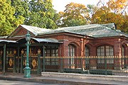 Домик Петра I накрыт кирпичным футляром. // wikipedia.org