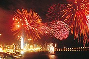 Ежегодно зрелище собирает тысячи туристов. // allsparkfireworks.com