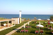 Шезлонги расставлены на зеленом газоне. // edensalento.net