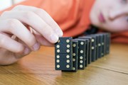 Основным источником шума стало домино. // Timof, Shutterstock.com
