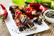 Нужно принести еду и поделиться ею с соседями. // istetiana, Shutterstock.com