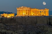 Парфенон в лунном свете // Nick Pavlakis, Shutterstock.com