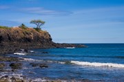 Каменистые рифы увеличивают волны. // Pierre-Yves Babelon, Shutterstock.com