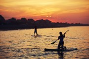 Серфинг с веслом все популярнее. // GaudiLab, Shutterstock.com