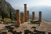 Храм Аполлона в Дельфах // Doug James, Shutterstock.com