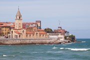 Хихон - старинный город на севере Испании. // Ramon Espelt Photography, Shutterstock.com