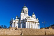Туристы узнают все о достопримечательностях Хельсинки. // tuulijumala, Shutterstock.com