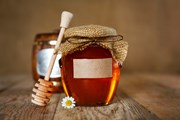 Гостей ждут медовые лакомства. // Valentina_G, Shutterstock.com