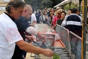 На празднике угощают рыбой. // pobjeda.me