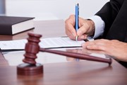 Суды все чаще выносят постановления об ограничении на выезд. // Andrey_Popov, shutterstock.com