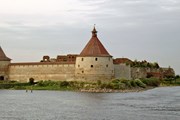 Крепость находится на Ореховом острове, напротив Шлиссельбурга. // Macs24, Wikipedia