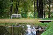 Специалисты приводят в порядок здания и парки. // Marya Kutuzova, Shutterstock.com