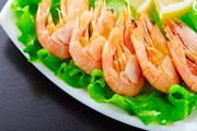 Туристам нравятся блюда из свежих местных продуктов. // Alexey Laputin, Shutterstock.com