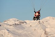 Санта-Клаус спустится на параплане. // nendaz.ch