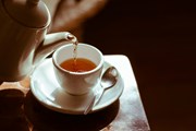 Туристы узнают о чайных традициях. // Wiro.Klyngz, Shutterstock.com