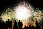 Гостей ждет праздничный фейерверк. // dwph, Shutterstock.com