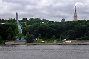 Вид на Воробьёвы горы с Лужнецкой набережной // Simm , Wikipedia