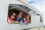 В очереди можно провести до четырех часов. // JaySi, Shutterstock.com