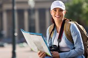 Туристы изучают достопримечательности самостоятельно. // michaeljung, shutterstock.com