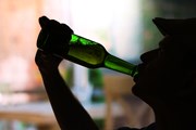 С 22:30 выпивать можно только в барах. // Africa Studio, Shutterstock.com
