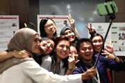 Selfie sticks небезопасны в музейных залах. // huffingtonpost.com