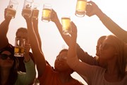 На фестивале представлено множество сортов пива. // Deborah Kolb, Shutterstock.com